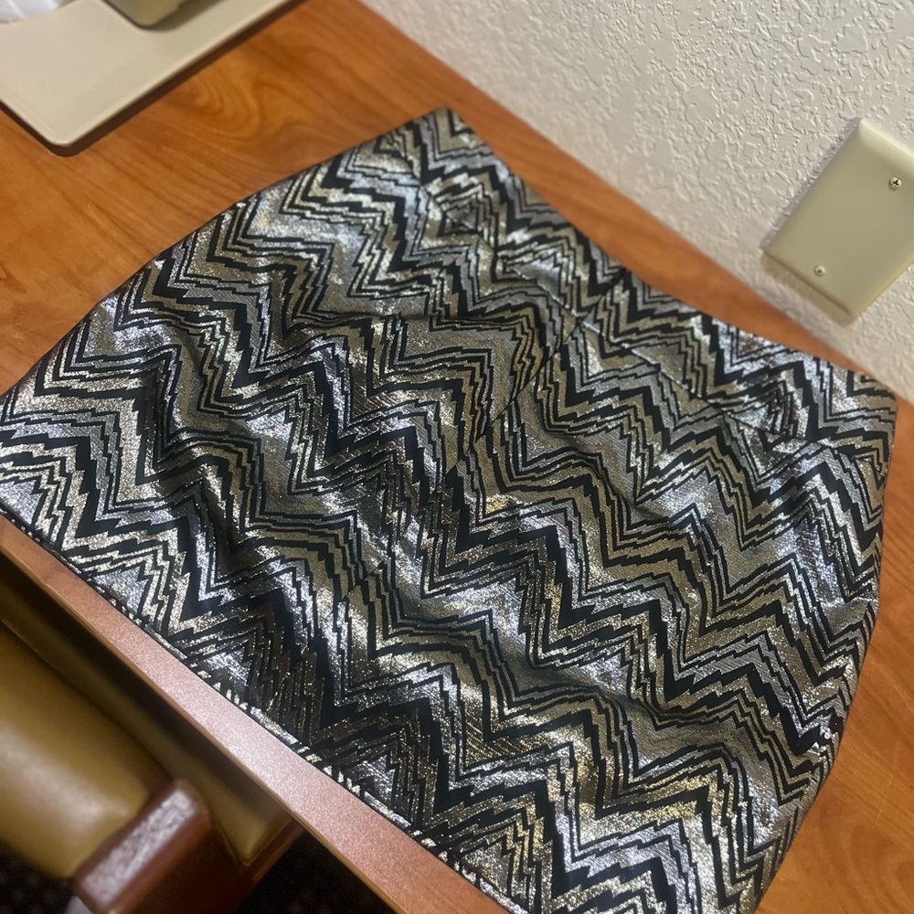 Trina Turk Size 6 shiny mini skirt